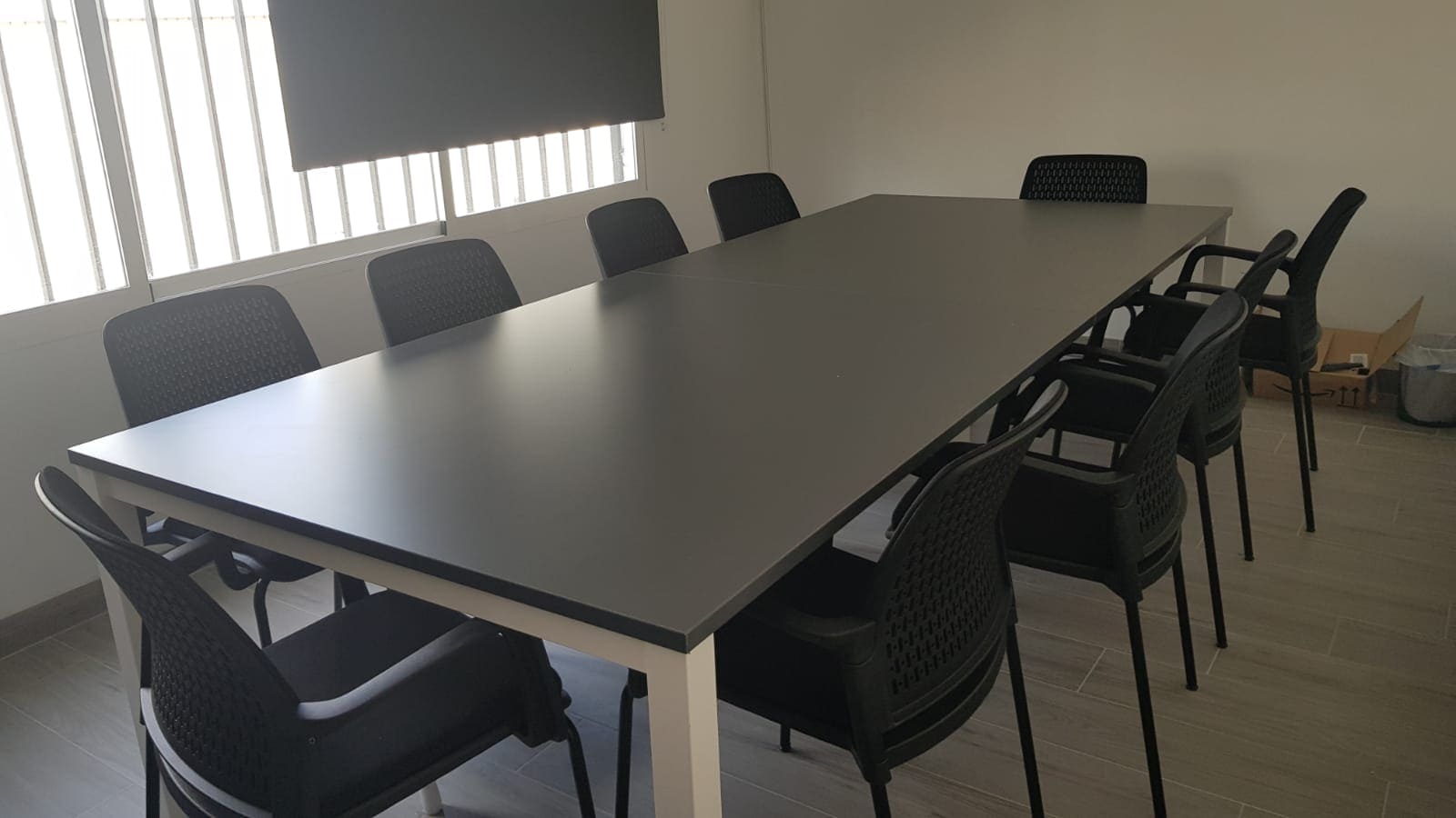 Vergadertafel Modus met bijpassende stoel Sira