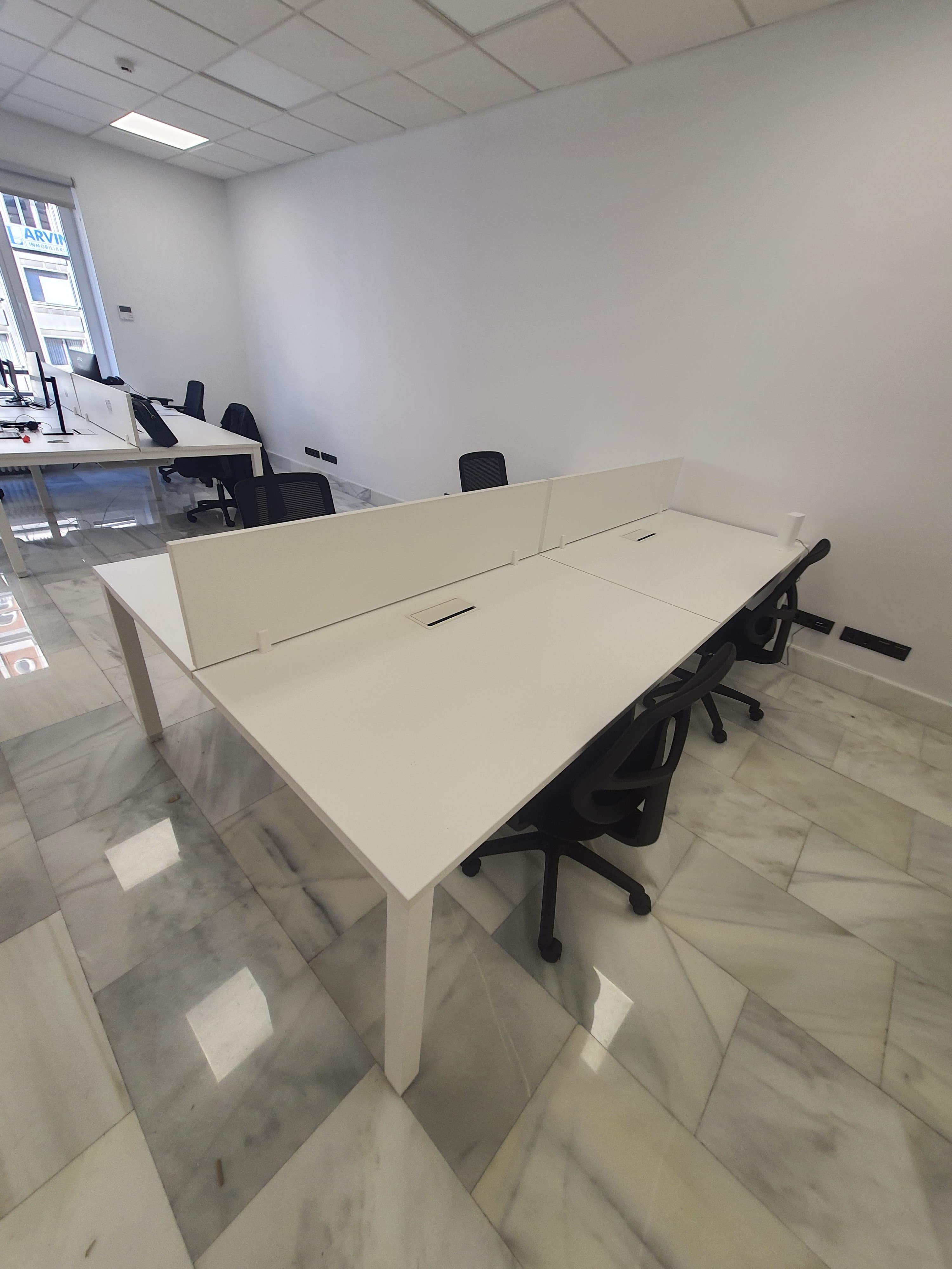 Bench Modus 4 werkplekken, met scheidingspaneel