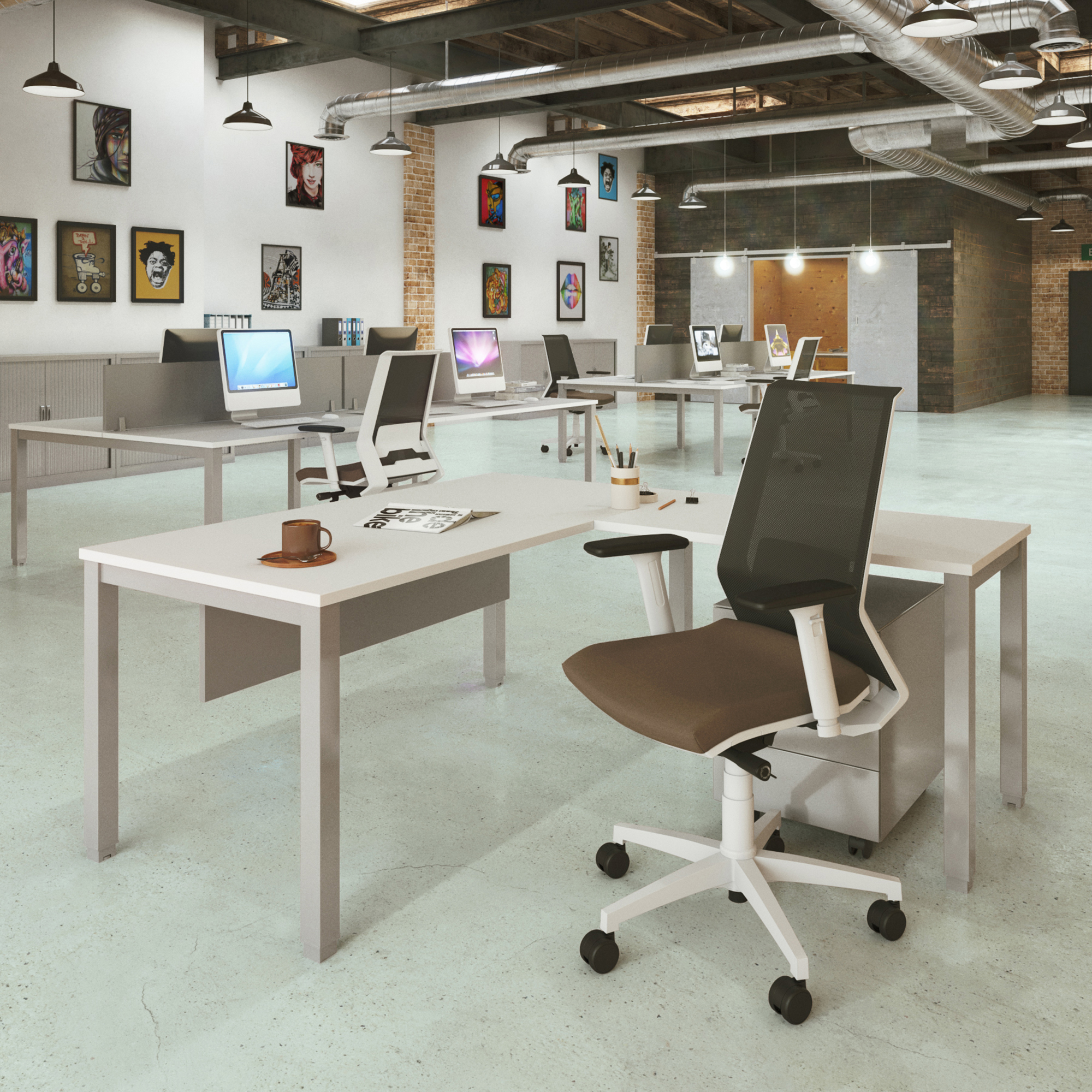 Open ruimte met werkplekken.