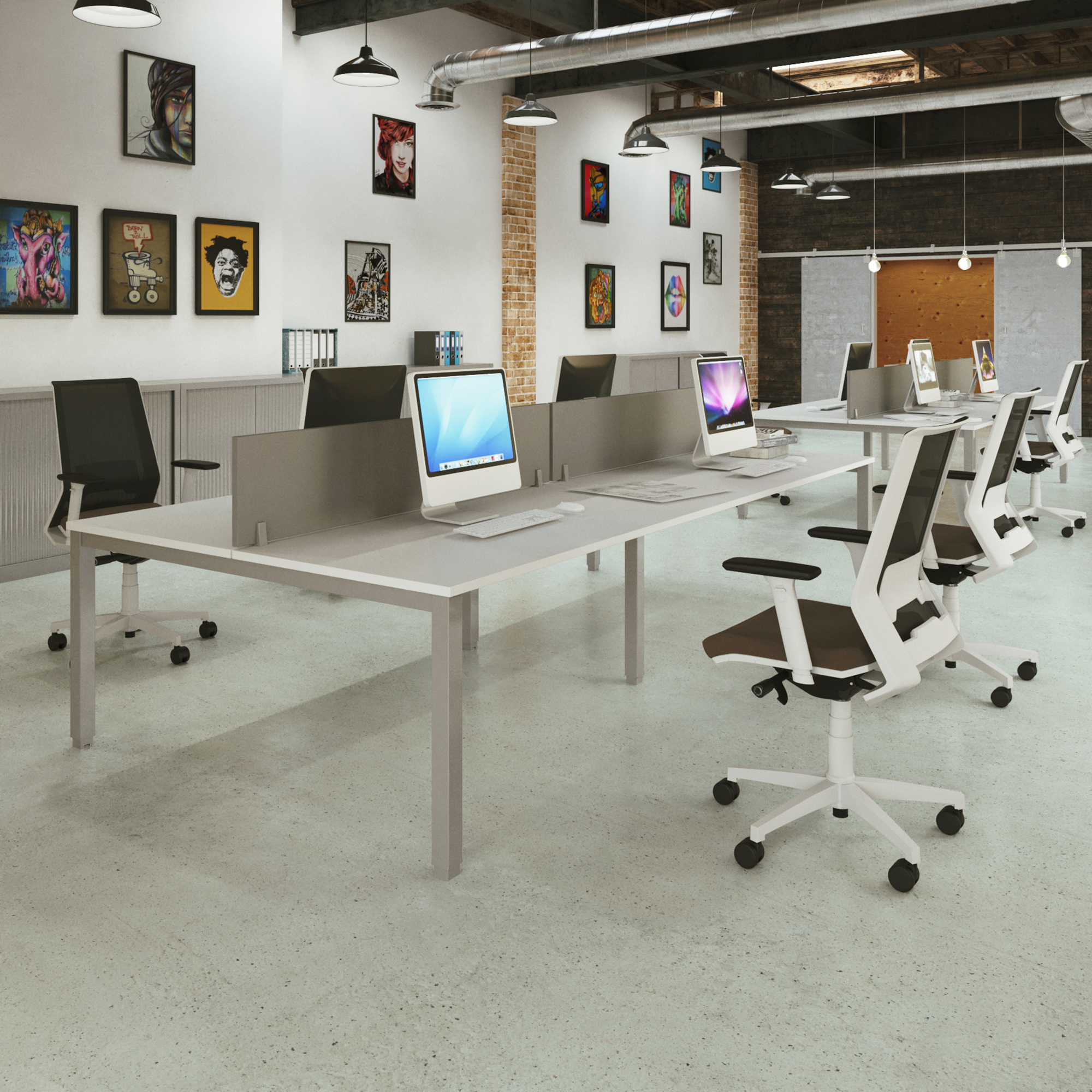 Bureau met tafel voor meerdere werkplekken, stoelen en archiefkasten.