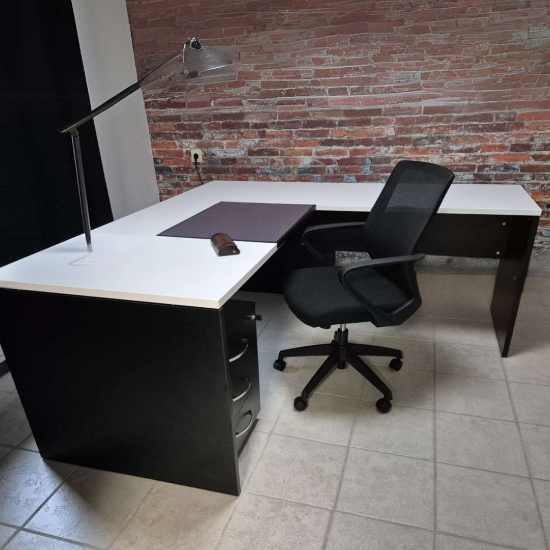 Set kantoorbureaus in zwart