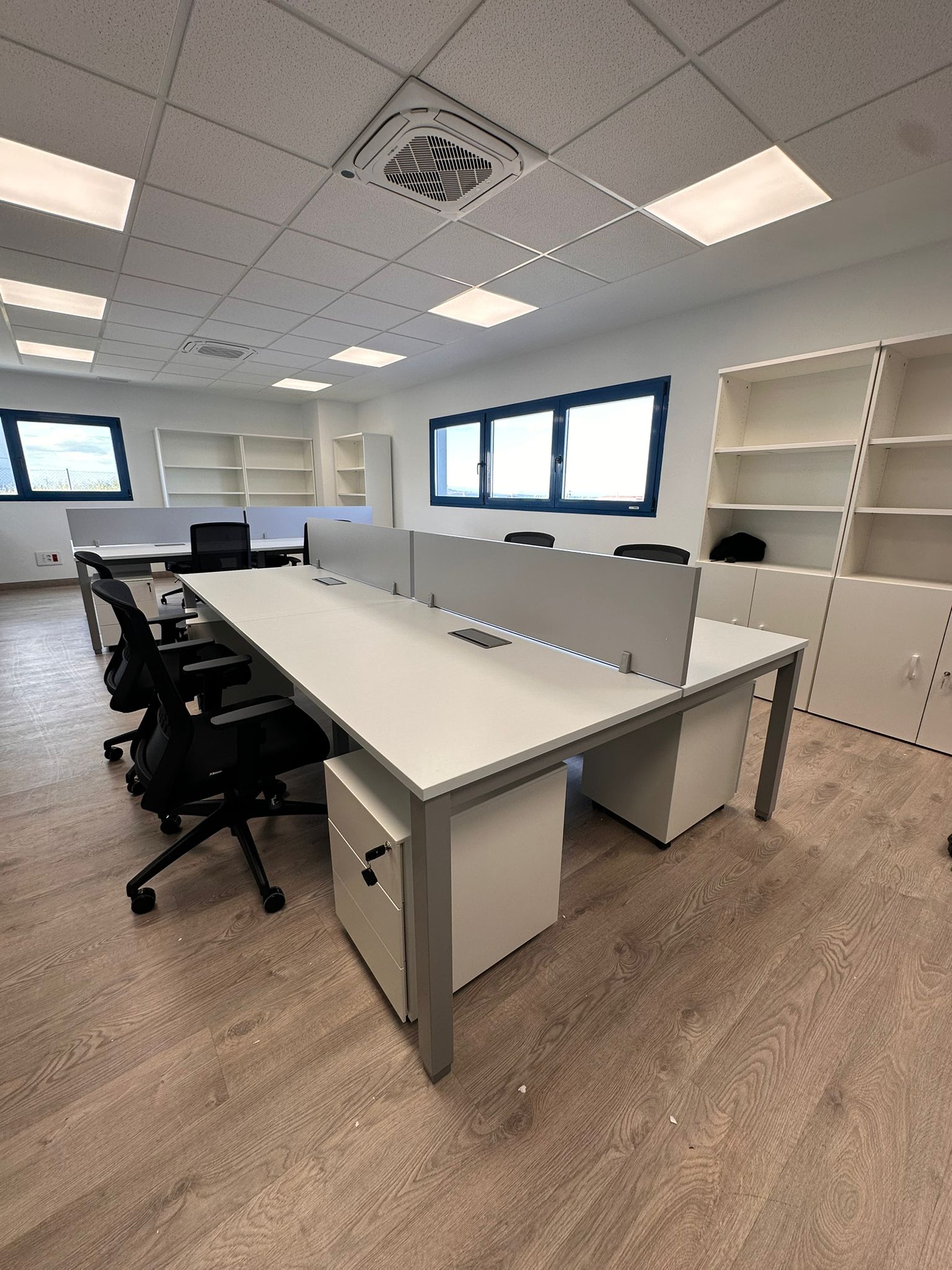 Complete werkplek met bench-opstelling.