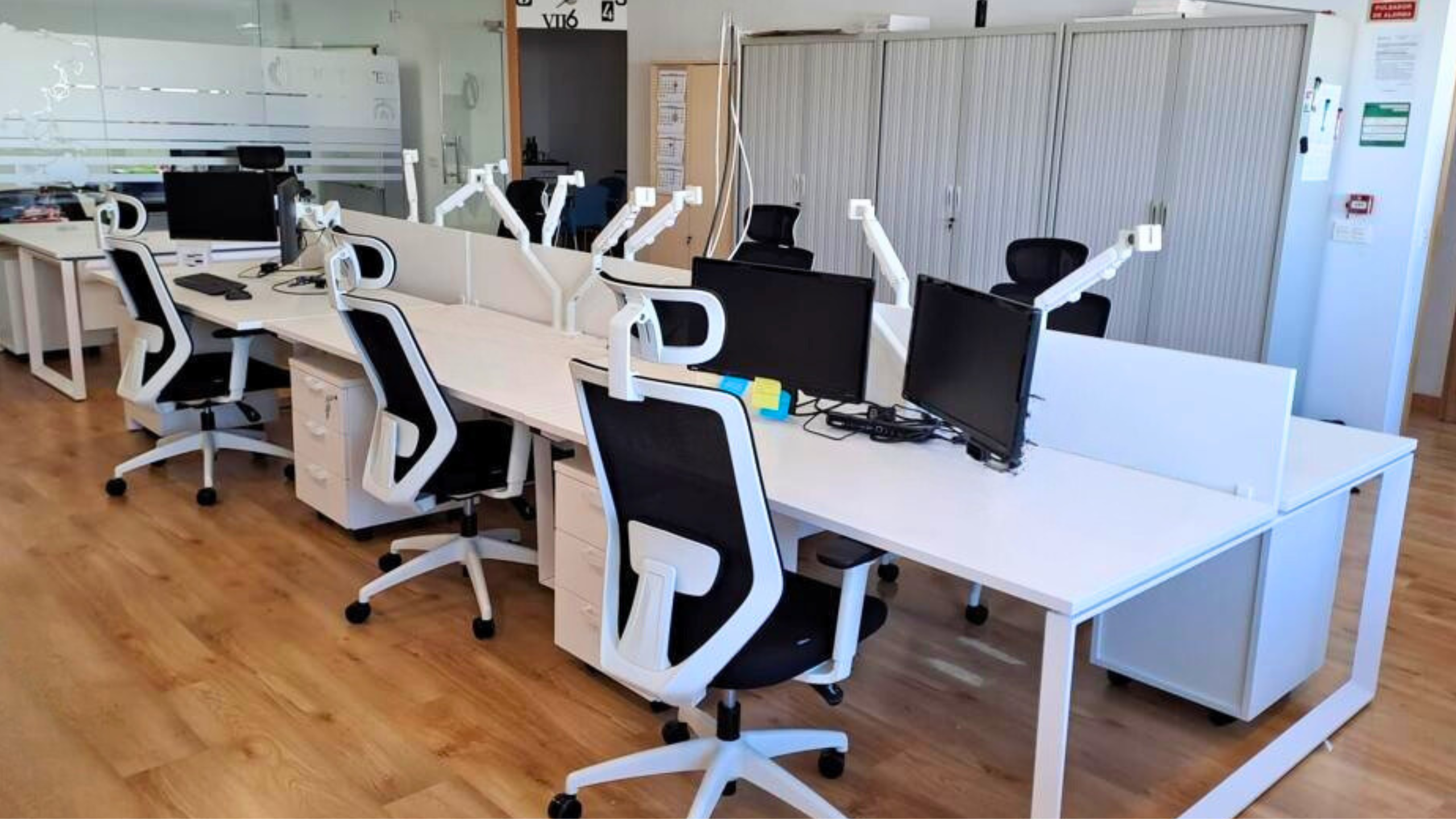 Kantoor met 6-persoons bench-opstelling.