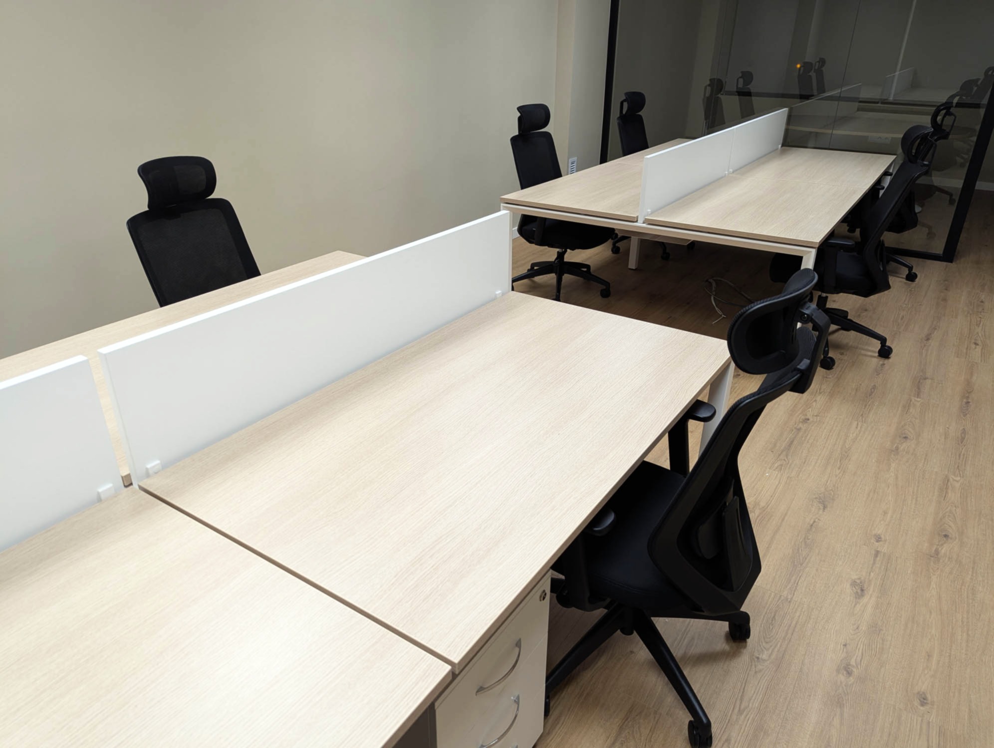 Bureau met tafel voor meerdere werkplekken en stoelen