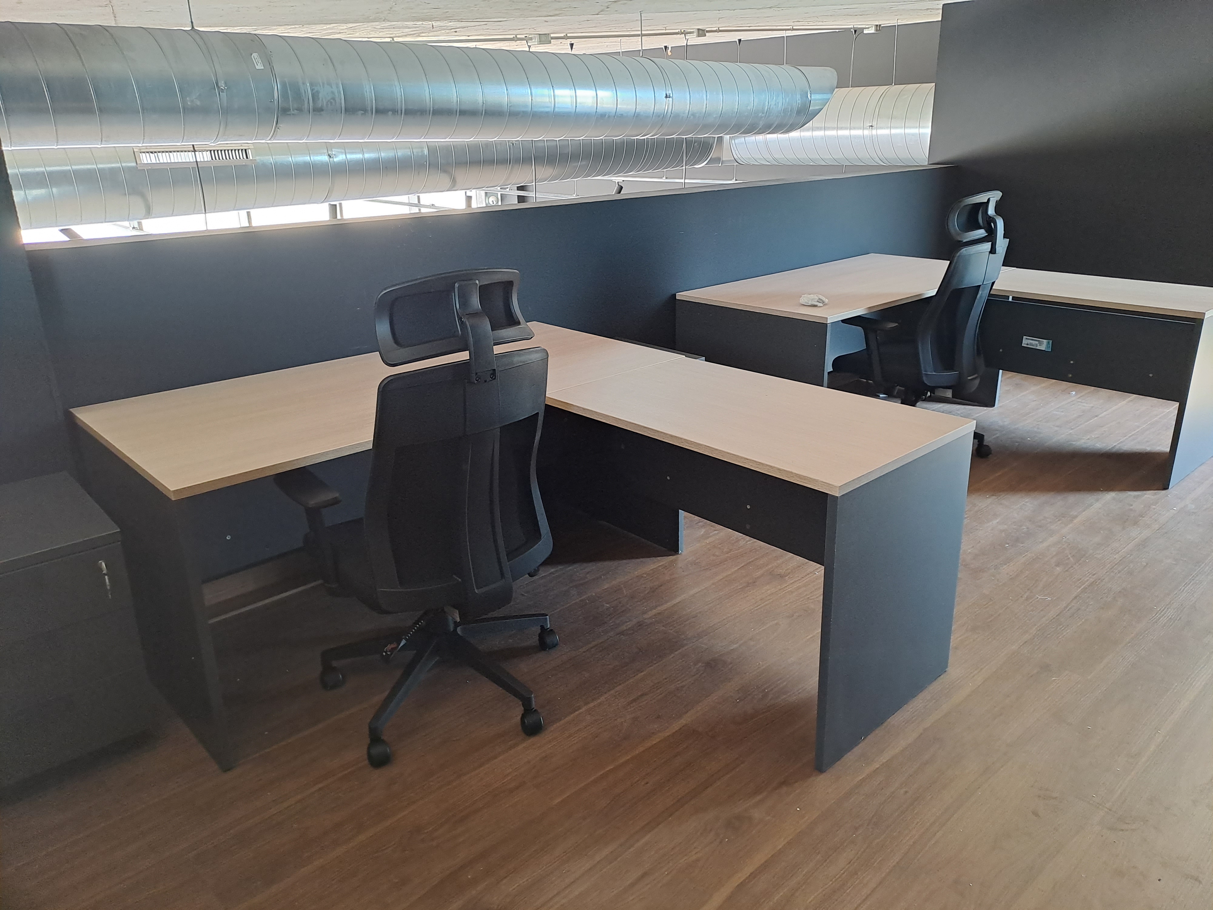 Puestos sencillos con mesa en L
