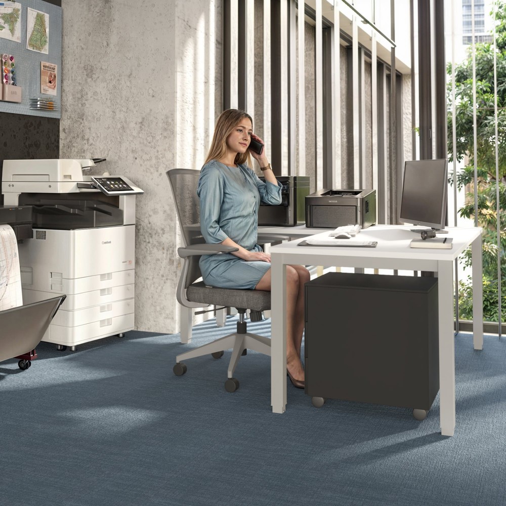 Kantoorbureau d'angle avec bureaustoel et caisson